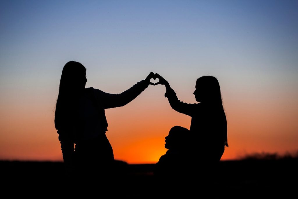 sisters-6053044_1280